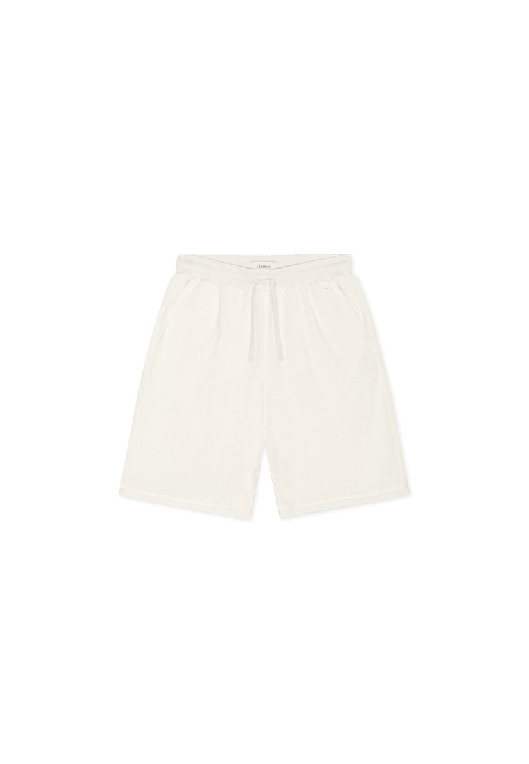 Weiße Baumwollshorts mit elastischem Bund und Kordelzug, seitlichen Taschen und entspanntem Schnitt, mit glatter Textur und ohne Muster.