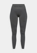 Nike Pro Leggings aus dunkelgrauem Stoff. Hoher Taillenbund mit dem Text "NIKE PRO". Glatte Textur mit subtilen Mustern und Markendetails.