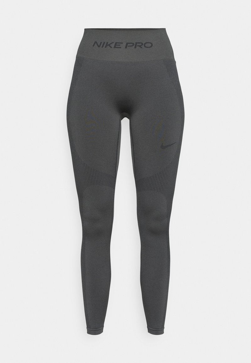 Nike Pro Leggings aus dunkelgrauem Stoff. Hoher Taillenbund mit dem Text "NIKE PRO". Glatte Textur mit subtilen Mustern und Markendetails.