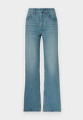 Hellblaue Jeans mit ausgestelltem Bein, hohem Bund, dekorativen Nähten und klassischem Fünf-Taschen-Design. Glatte Textur und dezente Verwaschung.