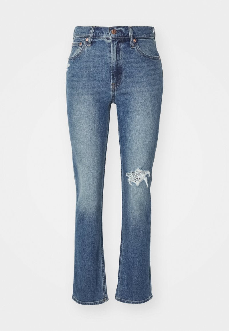 Blaue Denim-Jeans mit ausgestelltem Saum, hoher Taille, leichten Abnutzungen am linken Knie und traditionellem Fünf-Taschen-Design.