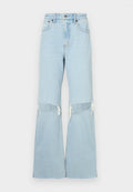 Helle blaue Denim-Jeans mit weitem Bein, Knie-Ausschnitten, ausgefransten Säumen und hoher Taille. Verfügt über einen Frontverschluss mit Knopf und Reißverschluss sowie klassischem Fünf-Taschen-Design.