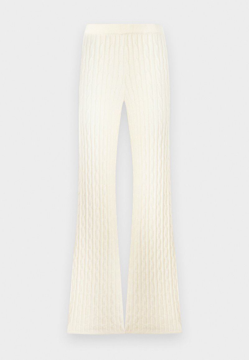 Gestrickte, cremefarbene Hose mit Zopfmuster, ausgestelltem Bein und vorderen Schlitzen für einen modernen Look. Weicher, elastischer Stoff.