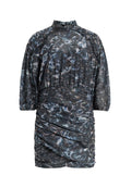 Kurzes Kleid aus leichtem Stoff, mit hohem Ausschnitt, gerafften Seiten und einem dunklen abstrakten Muster in Blau- und Grautönen.