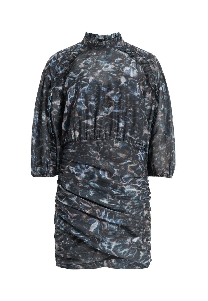 Kurzes Kleid aus leichtem Stoff, mit hohem Ausschnitt, gerafften Seiten und einem dunklen abstrakten Muster in Blau- und Grautönen.