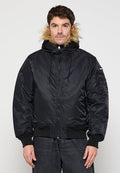 Schwarze, isolierte Jacke mit pelzgefütterter Kapuze, Reißverschlussverschluss und gerippten Bündchen. Verfügt über eine seitliche Tasche mit Reißverschlussdetail.