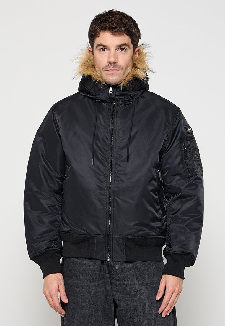 Schwarze, isolierte Jacke mit pelzgefütterter Kapuze, Reißverschlussverschluss und gerippten Bündchen. Verfügt über eine seitliche Tasche mit Reißverschlussdetail.