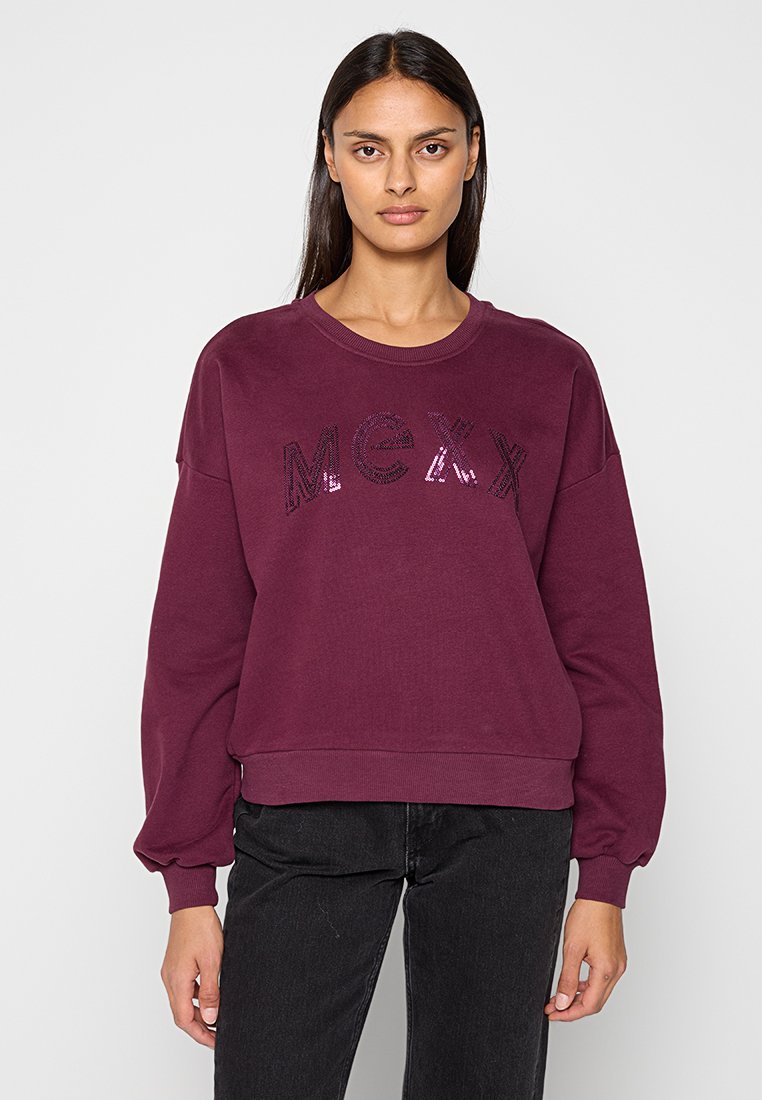 Weinroter Pullover mit Rundhalsausschnitt und langen Ballonärmeln. Mit glitzerndem "MEXX"-Logo vorne. Weiches Material und entspannte Passform.