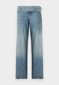 Helleblaue Jeans mit weitem Bein, ausgestattet mit einem passenden, gürtelschnallengeschlossenen Bund und einem allmählichen Verlauf von dunkel zu hell.
