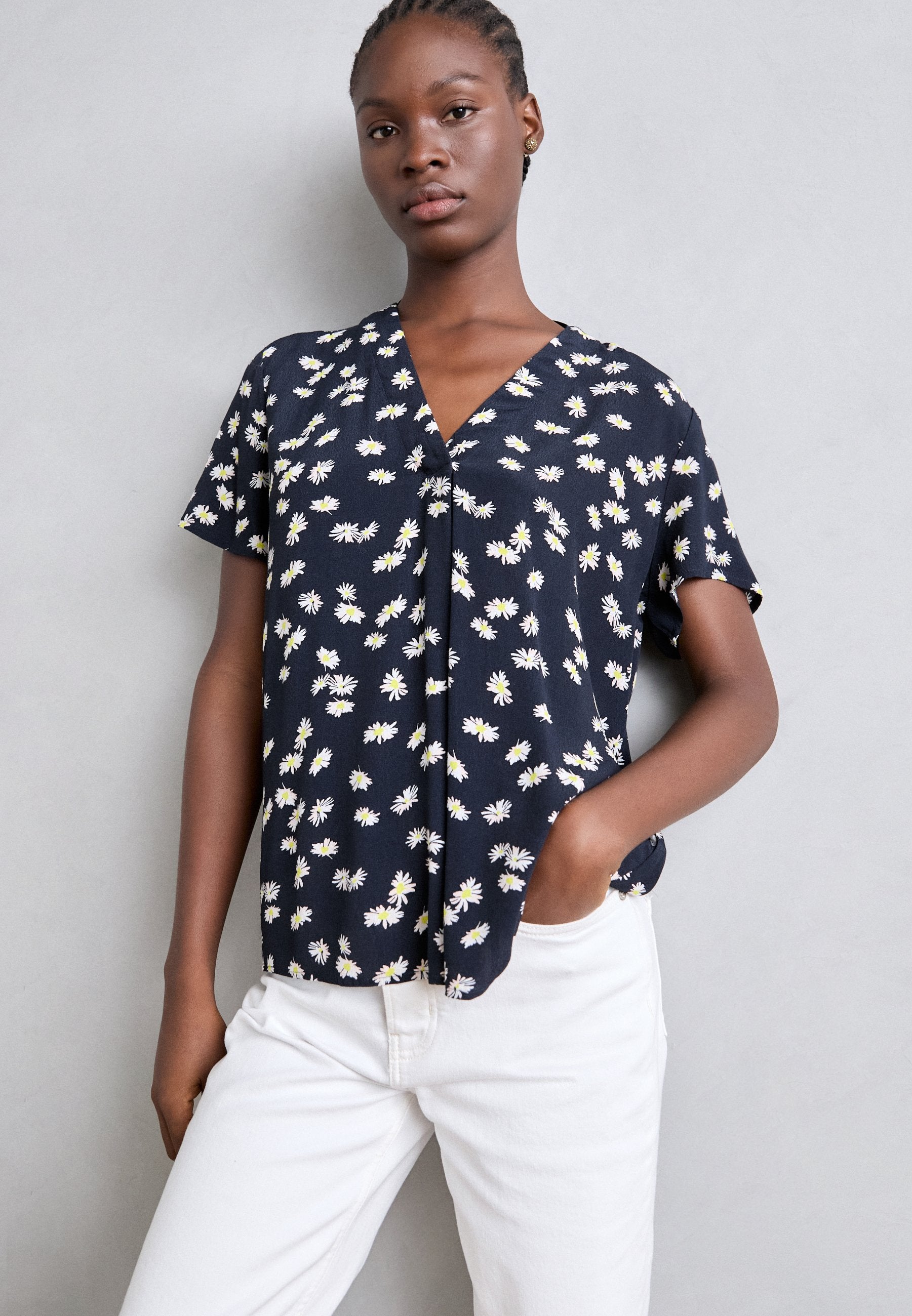 V NECK Media 3