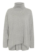 Hellgrauer Pullover mit hohem Rollkragen, lockerer Passform und langen Ärmeln. Weiche Textur mit abgerundetem Saum, der hinten leicht verlängert ist.