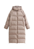 Beige Steppjacke mit Kapuze, mit einem steppartigen Design, durchgehendem Reißverschluss und seitlichen Taschen, aus weichem, leichtem Material gefertigt.