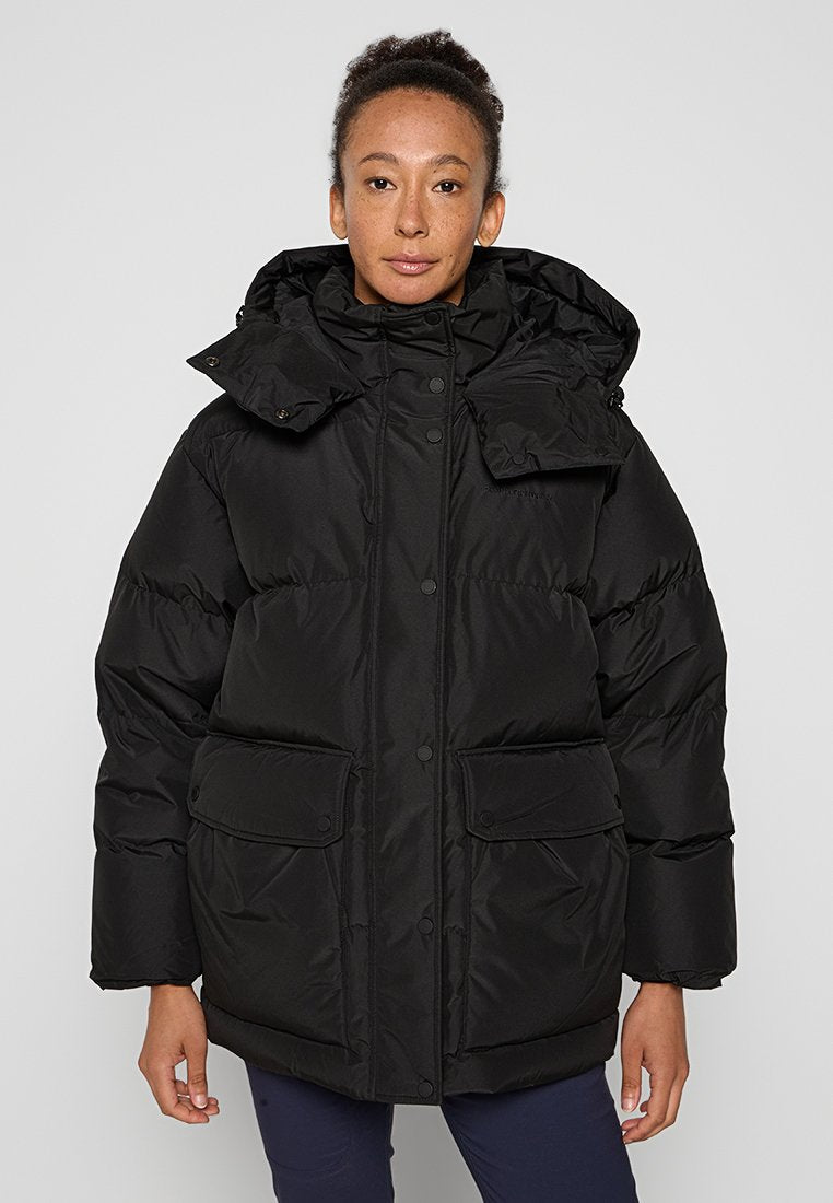 Schwarze Daunenjacke mit hohem Kragen und abnehmbarem Kapuzenkragen, ausgestattet mit einem Druckknopfverschluss auf der Vorderseite und zwei großen Fronttaschen.