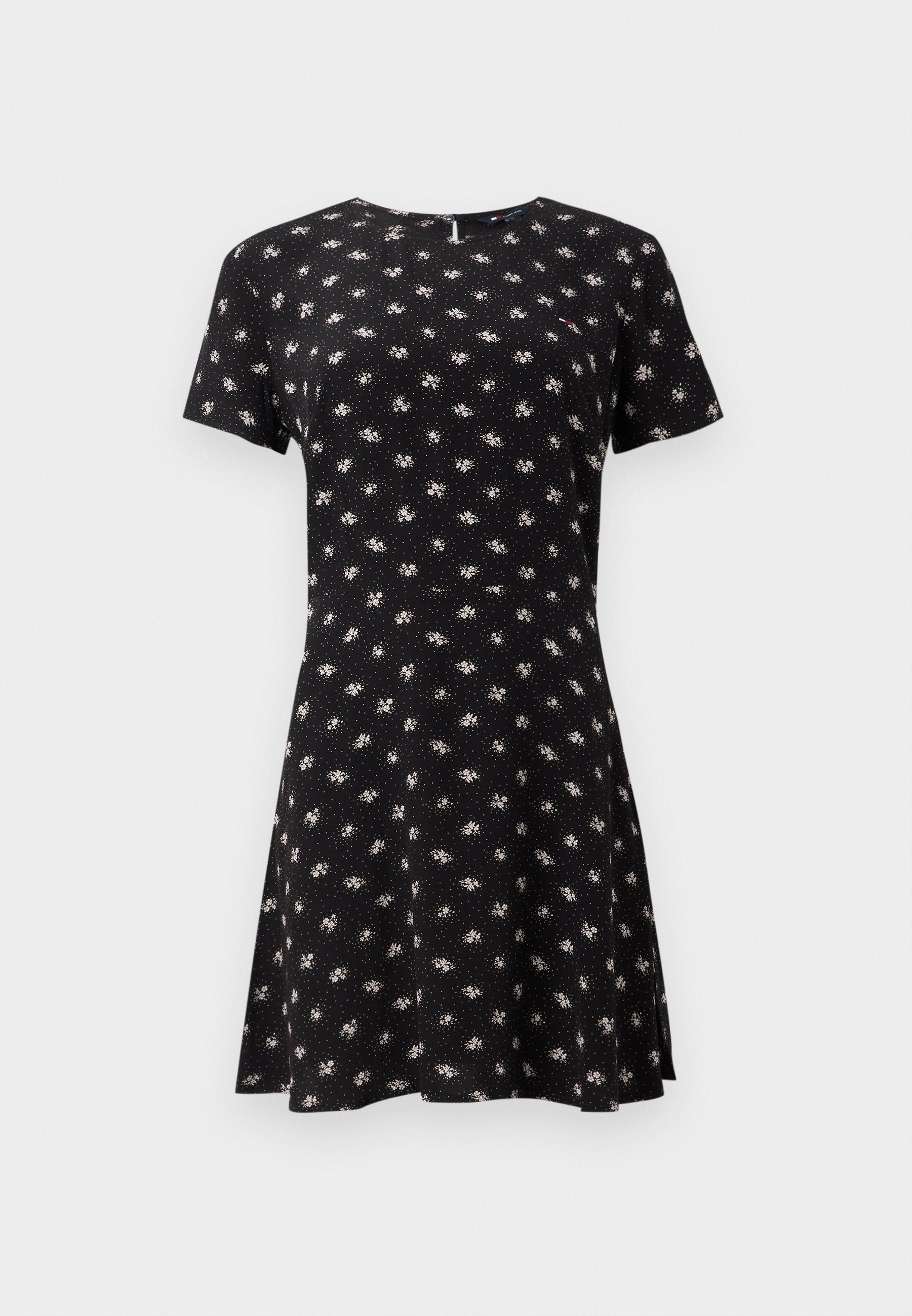 Schwarzes Kleid mit kurzen Ärmeln, ausgestelltem Design, mit einem kleinen Blumenmuster in Weiß und Beige. Hergestellt aus weichem, flexiblem Stoff.
