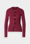 Rote langärmlige Strickjacke mit Rundhalsausschnitt, die ein Front- cutout-Design mit silberfarbenen Hardware-Details aufweist. Strickstoff mit gerippter Textur.