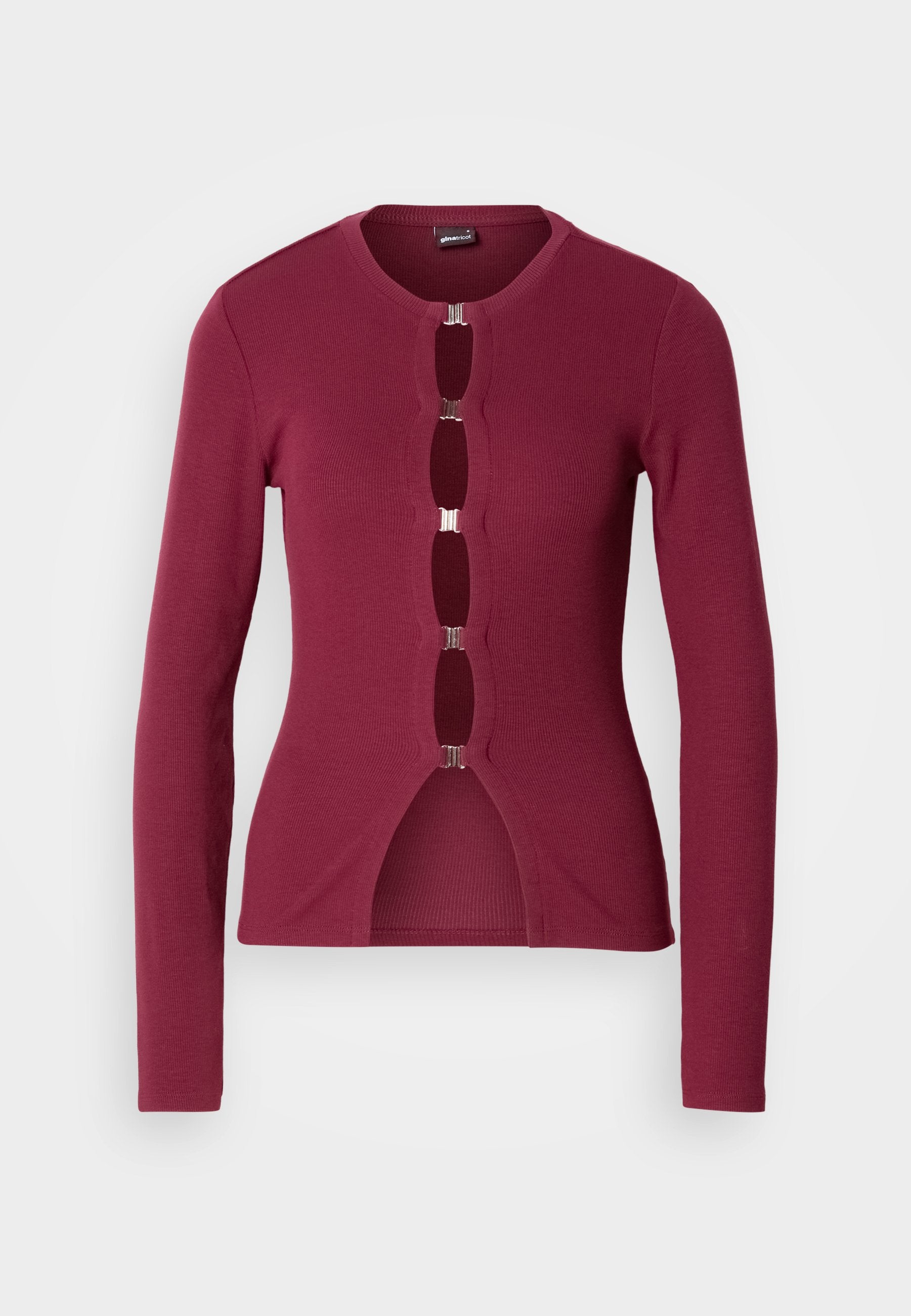 Rote langärmlige Strickjacke mit Rundhalsausschnitt, die ein Front- cutout-Design mit silberfarbenen Hardware-Details aufweist. Strickstoff mit gerippter Textur.