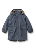 Dunkelblaue wasserdichte Jacke mit Kapuze, elastischen Bündchen, zwei Fronttaschen und einem kontrastierenden Innenfutter. Schlichtes Design und funktionale Merkmale.