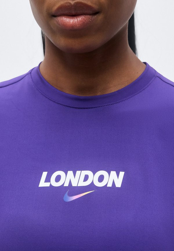 Nike Performance SWIFT