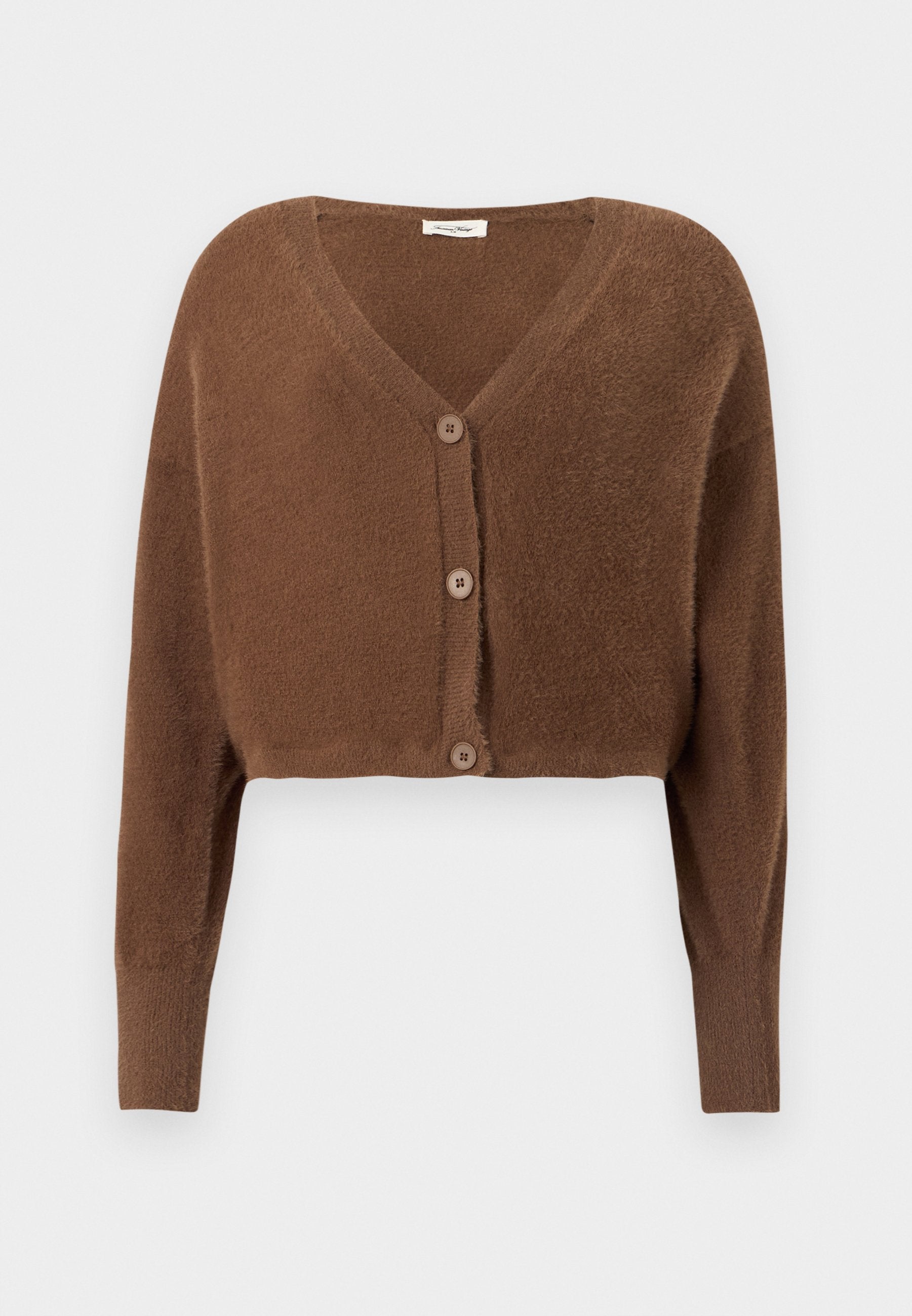 Braunes, flauschiges, kurzes Strickjacke mit langen Ärmeln und drei vorderen Knöpfen vor einem einfarbigen, hellen Hintergrund.
