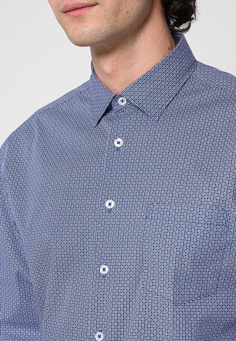 REGULAR FIT Media 3
