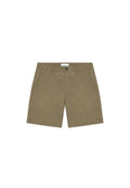 Olivgrüne Shorts aus strukturiertem Stoff, mit zwei Seitentaschen, Knopfverschluss und einem Etikett am Bund. Maßgeschneiderte Passform und mittlere Länge.