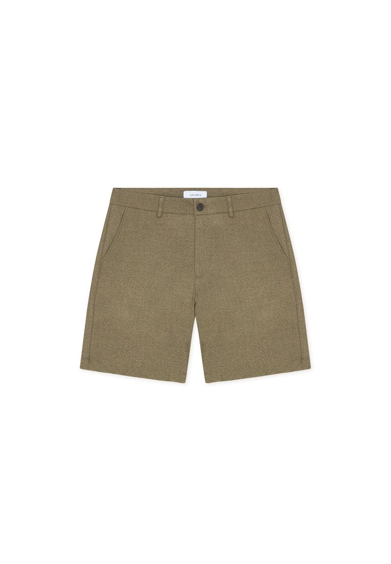 Olivgrüne Shorts aus strukturiertem Stoff, mit zwei Seitentaschen, Knopfverschluss und einem Etikett am Bund. Maßgeschneiderte Passform und mittlere Länge.