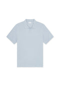 Hellblaues Poloshirt aus weichem Stoff, mit klassischem Kragen, kurzen Ärmeln und einem kleinen, auf der Brust gestickten Logo.