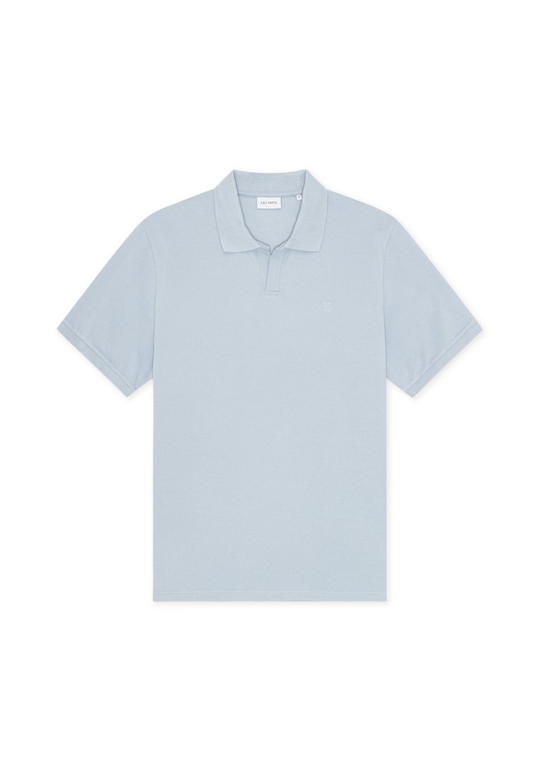 Hellblaues Poloshirt aus weichem Stoff, mit klassischem Kragen, kurzen Ärmeln und einem kleinen, auf der Brust gestickten Logo.