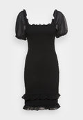 Schwarzes Kleid mit puffigen Ärmeln, strukturiertem Oberteil und Rüschensaum. Quadrat-Ausschnitt und taillierte Silhouette. Durchsichtige Stoffakzente an den Ärmeln und dem Saum.