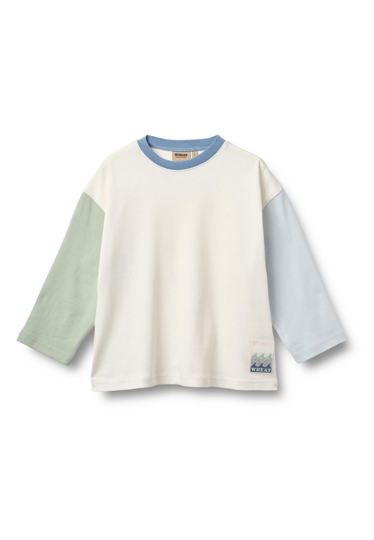 Leichtes Crewneck-T-Shirt mit weißem Körper, pastellgrünen und blauen Ärmeln sowie einem kleinen wellenmusterförmigen Logo auf der Vorderseite.