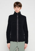 Schwarze Fleecejacke mit hohem Kragen, durchgehendem Frontreißverschluss und zwei Seitentaschen. Mit strukturierten Mustern auf der Brust. Weiches, gemütliches Material.