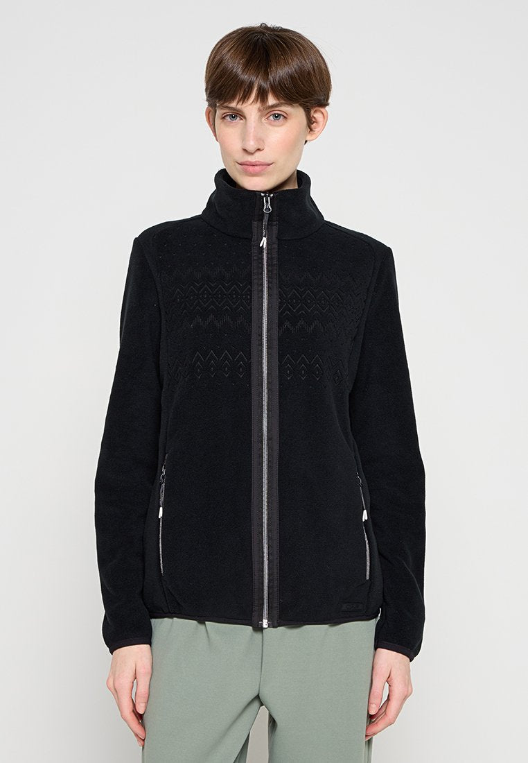 Schwarze Fleecejacke mit hohem Kragen, durchgehendem Frontreißverschluss und zwei Seitentaschen. Mit strukturierten Mustern auf der Brust. Weiches, gemütliches Material.