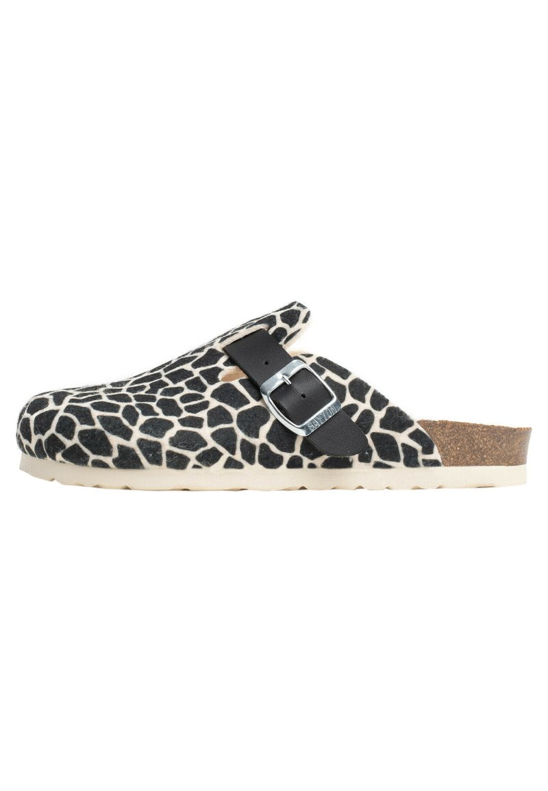 Schwarz-weiße Clogs mit Giraffenmuster, einem Korkfußbett, einem leichten Absatz, verstellbarem schwarzen Riemen und Metallverschlussdetails.