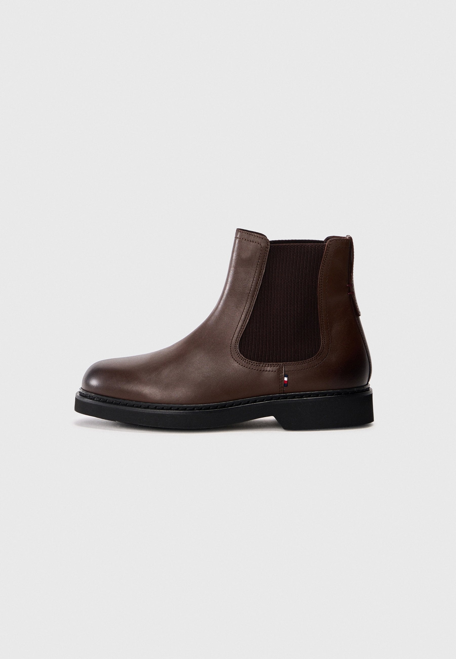 LIGHTWEIGHT LEATHER CHELSEA BOOTS Media 1