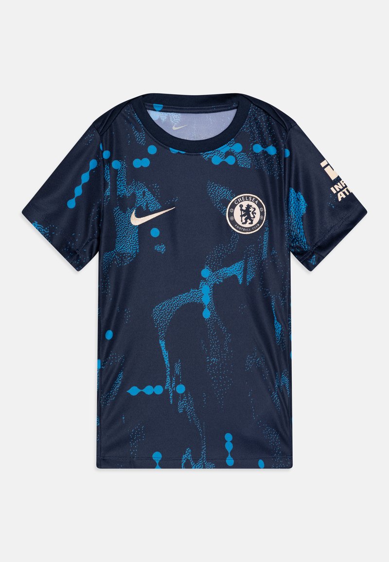 Marineblaue Fußballtrikot mit dynamischem blauen Punktmuster; verfügt über einen Rundhalsausschnitt, kurze Ärmel, das Nike-Logo und das Wappen des Chelsea FC.