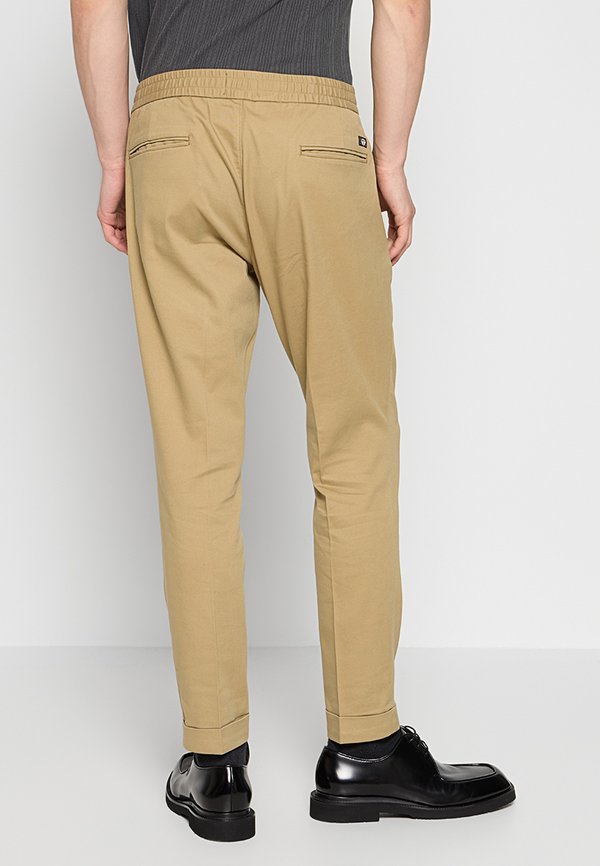 DOCKERS TAPERED FIT