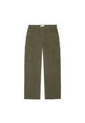 Olivgrüne Cargo-Hose mit geradem Bein, zwei großen Seitentaschen und klassischer Fünf-Taschen-Optik. Hergestellt aus strapazierfähigem Baumwollmaterial.