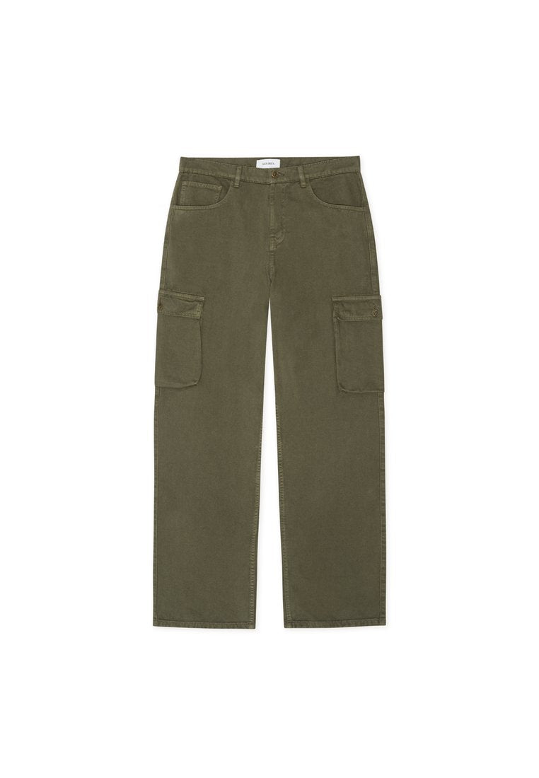 Olivgrüne Cargo-Hose mit geradem Bein, zwei großen Seitentaschen und klassischer Fünf-Taschen-Optik. Hergestellt aus strapazierfähigem Baumwollmaterial.