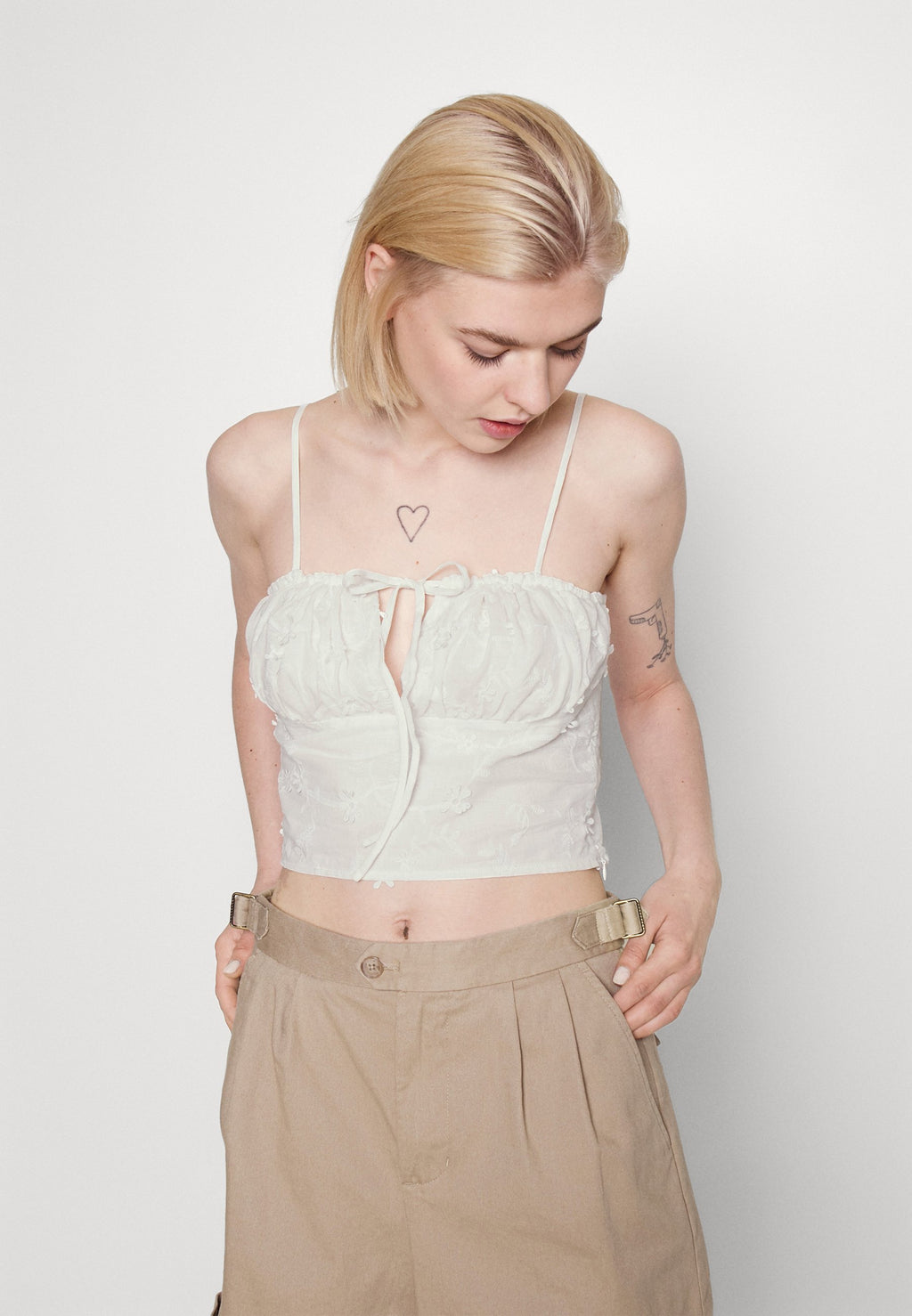 NA-KD ANGLAISE TIE FRONT SINGLET