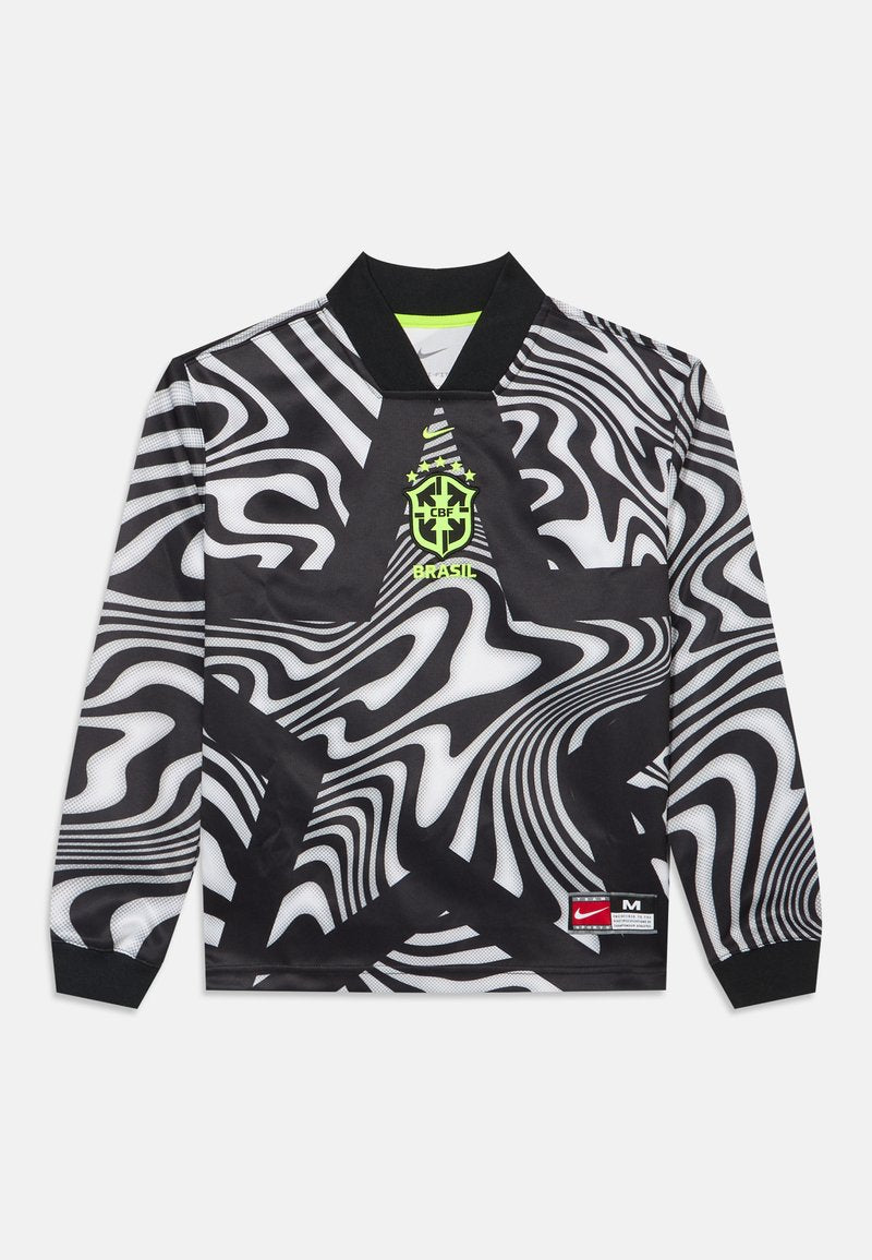 Langarmshirt mit schwarz-weißen, wellenförmigen Streifen, neon-gelbem Brasilien-Wappen, Nike-Logo und einem Größenetikett am Saum. Keine Personen sichtbar.