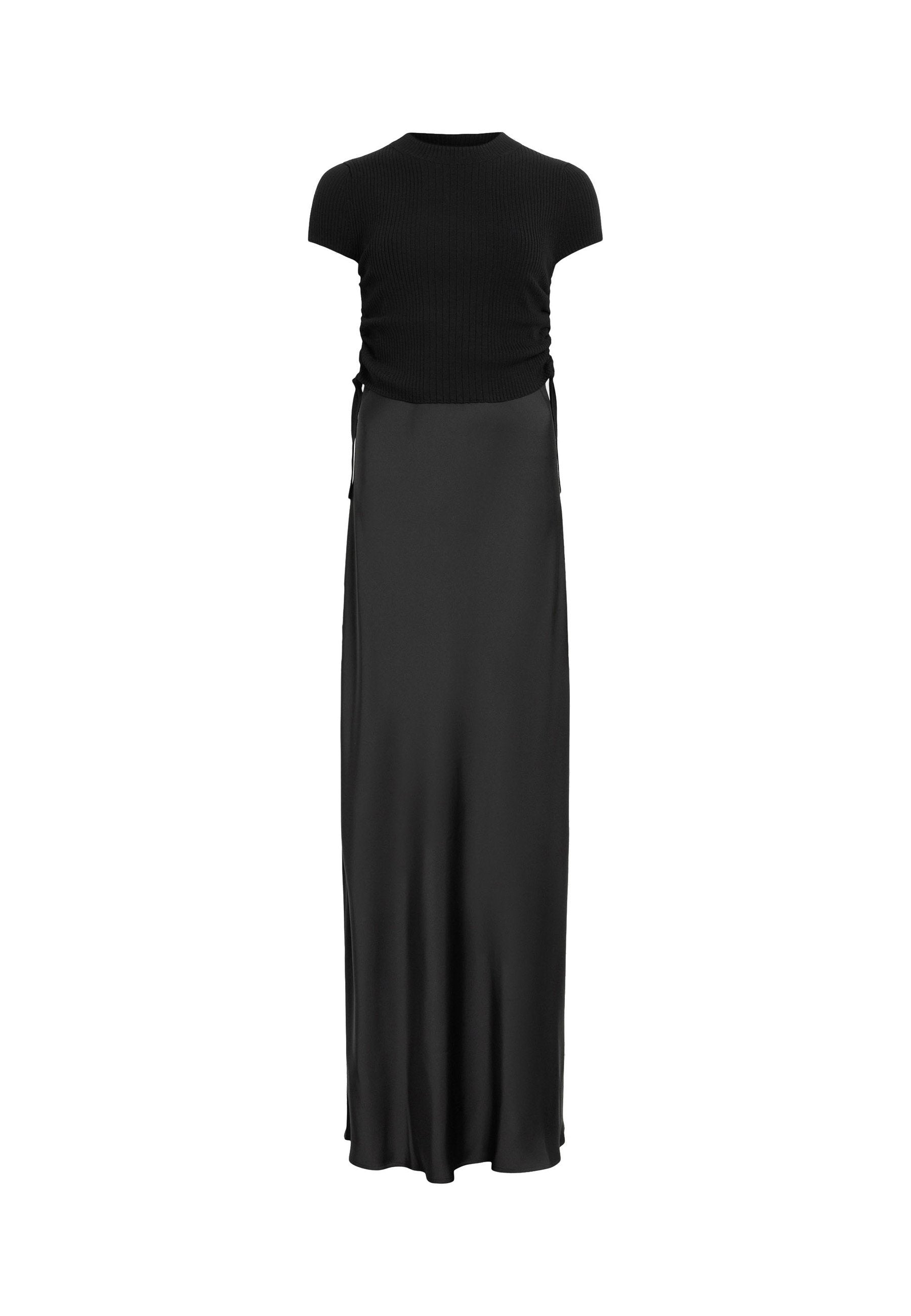 Schwarzes Kleid mit einem gerippten Kurzarm-Oberteil und einem glatten, fließenden Rock. Seitliche Bindebänder betonen die Taille und sorgen für eine lockere Silhouette.
