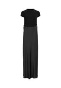 Schwarzes Kleid mit einem gerippten Kurzarm-Oberteil und einem glatten, fließenden Rock. Seitliche Bindebänder betonen die Taille und sorgen für eine lockere Silhouette.