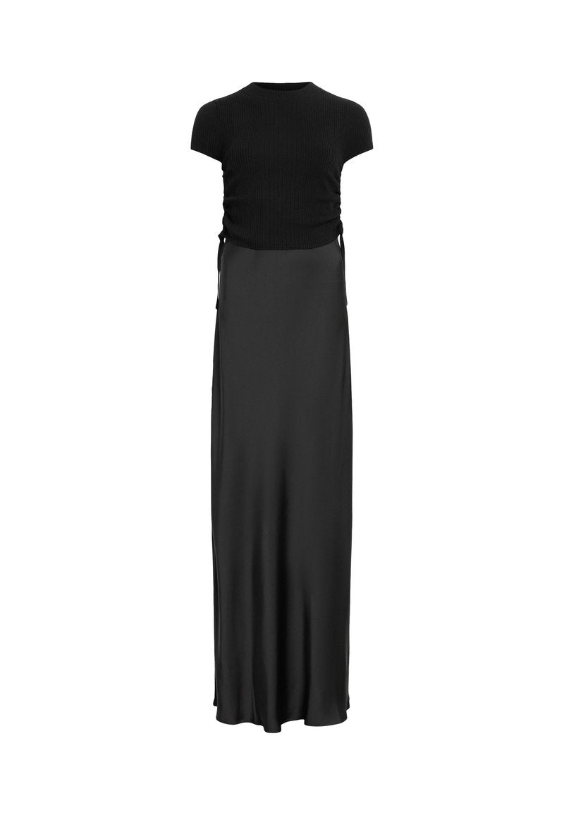 Schwarzes Kleid mit einem gerippten Kurzarm-Oberteil und einem glatten, fließenden Rock. Seitliche Bindebänder betonen die Taille und sorgen für eine lockere Silhouette.