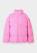 Rosa Steppjacke mit hohem Kragen, durchgehendem Frontreißverschluss und gesteppter Struktur. Verfügt über weite Ärmel und eine lockere Passform.