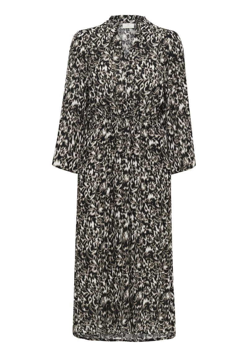 Schwarz-weiß gemustertes Kleid mit langen Ärmeln, einem V-Ausschnitt und einem verstellbaren Taillengürtel; leichtes Material mit fließender Silhouette.