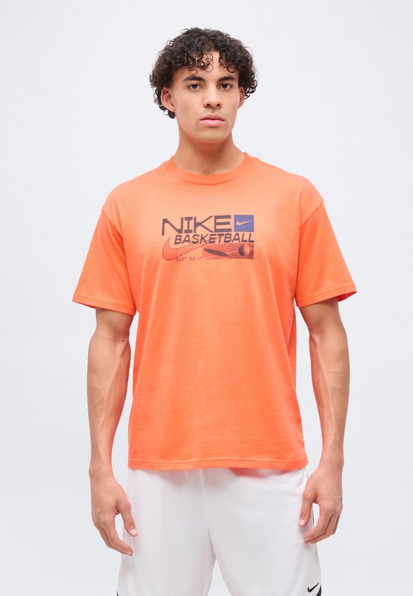 Nike Performance TEE LOOSE - Print T-shirt - turf orange
