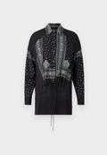 Schwarzes Shirt mit einer Mischung aus Paisley- und geometrischen Mustern, mit einem Kragen, langen Ärmeln und einer taillierten Detail.