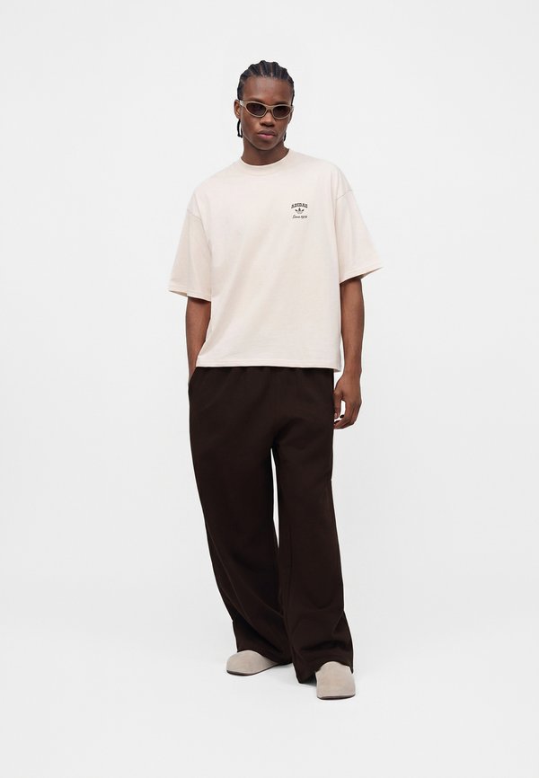 adidas Originals TREFOIL ESSENTIALS BAGGY PANTS UNISEX - Tracksuit bottoms - aurora coffee