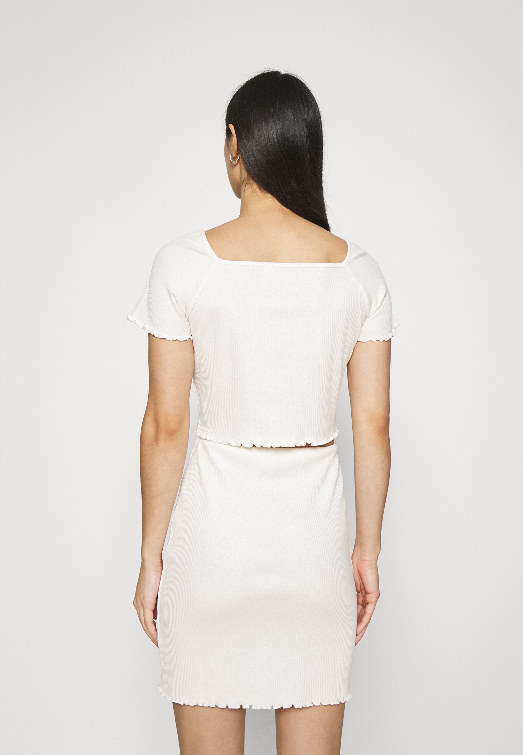 NA-KD BABYLOCK RUFFLE TOP