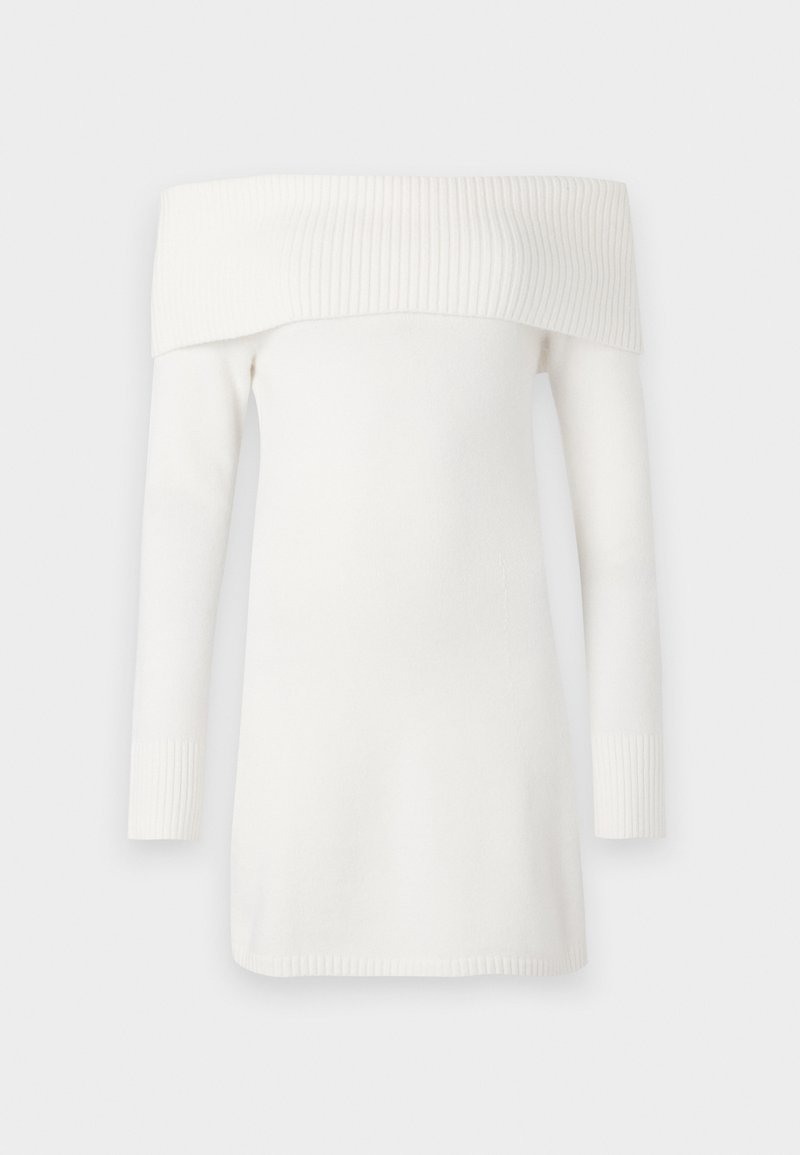 Weißer, schulterfreier Pullover mit geripptem Ausschnitt und langen Ärmeln. Weiche Textur, knielanges Design und enganliegende gerippte Bündchen.